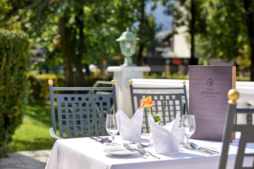 Vorschau Bild von Terrasse mit Ausblick im DAS ALPENHAUS GASTEINERTAL