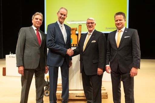 Aufsichtsratsmitglied Wolff Lange, Aufsichtsratsvorsitzender
Jürgen Peddinghaus, Vorstandsvorsitzender Hans-Georg Frey,
Technikvorstand Dr. Lars Brzoska / Jungheinrich AG Weiterer Text
über ots und www.presseportal.de/nr/33063 / Die Verwendung dieses
Bildes ist für redaktionelle Zwecke honorarfrei. Veröffentlichung
bitte unter Quellenangabe: "obs/Jungheinrich AG/Fotograf: Tobias
Oechler"