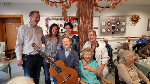 Vorschau Bild von Die Bewohner des Wohnheimes Caritas St. Barbara im
16. Wiener Bezirk haben einen entspannten Nachmittag mit Martina
Horn, Claudia Lahner und ihre Familie verbracht. Frau Lahner las aus
dem Buch „Sagen aus Österreich“ die Geschichte vom „Stock im Eisen“
vor. Musikalische begleitet wurde sie von ihrem Mann Franz an der
Zither und vom Sohn Constantin an der Gitarre.
