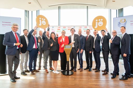 v.l.: Werner Kerschbaum (Rotes Kreuz), Klaus
Schwertner (Caritas), Markus Gremmel (BAWAG P.S.K.), Martin Fast
(BILLA Reisen), Axel Dieter Hartenstein (Libro Pagro), Janet Kath
(Interio), Ulrike Kittinger (jö Bonus Club), Mario Günther Rauch (jö
Bonus Club), Roman Stickler (MERKUR), Wilfried Gepp (OMV), Stefan
Weinlich (BILLA), Brian Beck (ADEG), Michael Paterno (BIPA), Harald
Mayer (PENNY)