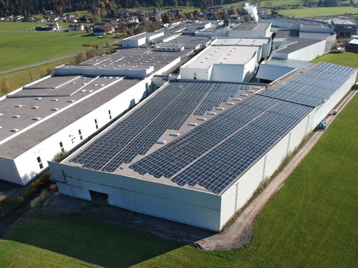  Neue Photovoltaikanlage als Investition in eine
sonnige Zukunft: 3.420 Panels erbringen auf einer Dachfläche von
rund 10.000 m² eine Leistung von ca. 1 MWp.