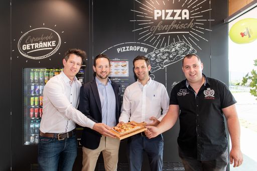 Vorschau Bild von Bild zeigt BistroBox-Founder Jürgen Traxler, David Kieslinger,
Klaus Haberl und Franchisepartner Gerald Eidinger