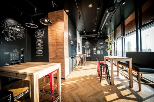  Bild zeigt BistroBox Flagship-Store am
ASFINAG-Rastplatz an der A7 (Denk/OÖ).