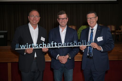 v.l.n.r.: Initiator Markus Gruber (GPK), Bundesminister a.D.
Karl-Theodor zu Guttenberg und Initiator Alfons Helmel (ÖCV
Wirtschaftsclub)