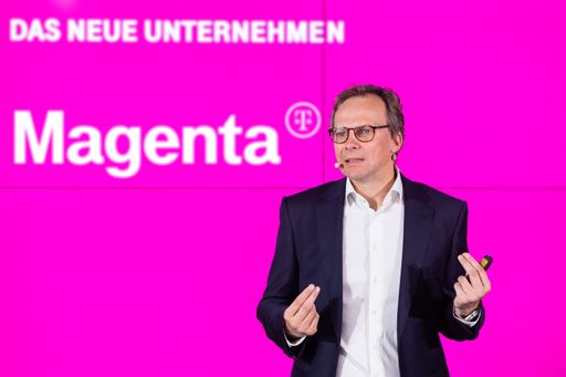  Mit 7. Mai 2019 gewinnt Österreich einen neuen
starken, integrierten Anbieter für Telekommunikation und Fernsehen:
Unter der neuen Marke „Magenta“ und dem künftigen Unternehmensnamen
Magenta Telekom – Magenta T – werden ab sofort die gemeinsamen
Produkte von T-Mobile Austria und UPC Austria unter dem neuen
magentafarbenen Dach angeboten. Die Ablöse der beiden bisherigen
Marken durch die neue Marke Magenta bringt Kunden eine Vielzahl
neuer Produkte und Vorteile sowie Klarheit im Markenauftritt. Nur
neun Monate nach dem Zusammenschluss am 1. August 2018 nimmt damit
das Unternehmen Abschied von den bisherigen Marken T-Mobile und UPC.