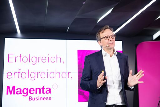 Vorschau Bild von Mit 7. Mai 2019 gewinnt Österreich einen neuen
starken, integrierten Anbieter für Telekommunikation und Fernsehen:
Unter der neuen Marke „Magenta“ und dem künftigen Unternehmensnamen
Magenta Telekom – Magenta T – werden ab sofort die gemeinsamen
Produkte von T-Mobile Austria und UPC Austria unter dem neuen
magentafarbenen Dach angeboten. Die Ablöse der beiden bisherigen
Marken durch die neue Marke Magenta bringt Kunden eine Vielzahl
neuer Produkte und Vorteile sowie Klarheit im Markenauftritt. Nur
neun Monate nach dem Zusammenschluss am 1. August 2018 nimmt damit
das Unternehmen Abschied von den bisherigen Marken T-Mobile und UPC.