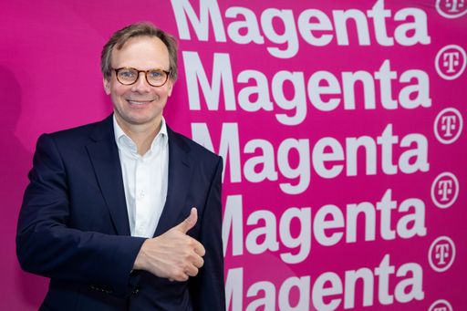Vorschau Bild von Mit 7. Mai 2019 gewinnt Österreich einen neuen
starken, integrierten Anbieter für Telekommunikation und Fernsehen:
Unter der neuen Marke „Magenta“ und dem künftigen Unternehmensnamen
Magenta Telekom – Magenta T – werden ab sofort die gemeinsamen
Produkte von T-Mobile Austria und UPC Austria unter dem neuen
magentafarbenen Dach angeboten. Die Ablöse der beiden bisherigen
Marken durch die neue Marke Magenta bringt Kunden eine Vielzahl
neuer Produkte und Vorteile sowie Klarheit im Markenauftritt. Nur
neun Monate nach dem Zusammenschluss am 1. August 2018 nimmt damit
das Unternehmen Abschied von den bisherigen Marken T-Mobile und UPC.