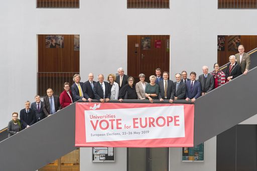  7.5.2019 - Die uniko präsentierte anlässlich ihrer
Plenarsitzung am Montag das Banner „Universities vote for Europe“ im
Foyer des Mozarteum Salzburg.