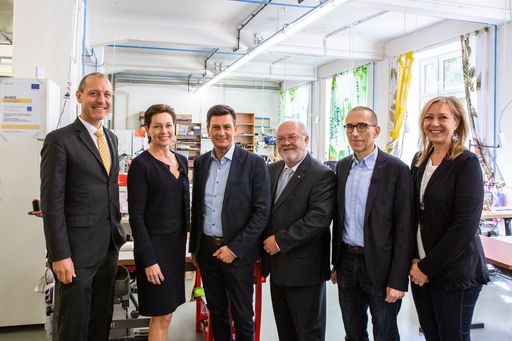 Teilnehmer am Pressegespräch zum Start der Kampagne
„Europa in meiner Region“ - 5,2 Mrd. Euro aus EU-Töpfen fließt in
österreichische Projekte – Erfolgsbilanzen im Burgenland und in
Vorarlberg. Das Gespräch fand bei gabarage - upcycling design statt.