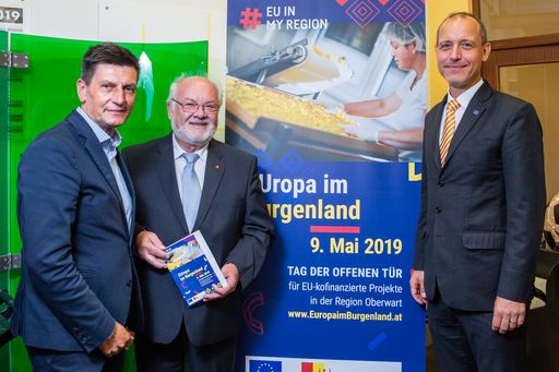 Vorschau Bild von Teilnehmer am Pressegespräch zum Start der Kampagne
„Europa in meiner Region“ - 5,2 Mrd. Euro aus EU-Töpfen fließt in
österreichische Projekte – Erfolgsbilanzen im Burgenland und in
Vorarlberg. Das Gespräch fand bei gabarage - upcycling design statt.