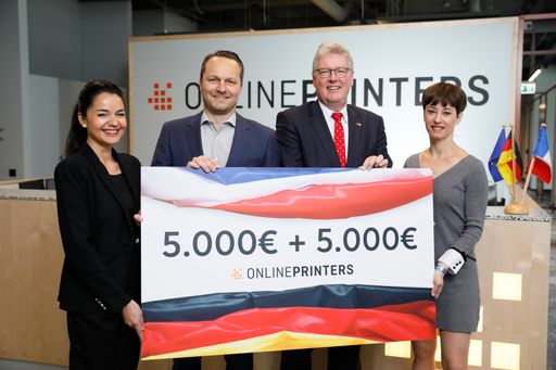(v.l.) Cécile Assayag-Zimmermann, Marketing Managerin bei
Onlineprinters, Dirk A. Müller, CFO der Onlineprinters-Gruppe, und
Cécile Delorme, Leitung Brand Management (r.), übergeben
Honorarkonsul Dr. Matthias Everding (2. v.r.) einen symbolischen
Scheck in Höhe von insgesamt 10.000 Euro - die Hälfte davon fließt
in den Wiederaufbau der Kathedrale Notre-Dame, die anderen 5.000
Euro werden für den deutsch-französischen Schüleraustausch
verwendet. Copyright: Onlineprinters GmbH. Weiterer Text über ots
und www.presseportal.de/nr/75635 / Die Verwendung dieses Bildes ist
für redaktionelle Zwecke honorarfrei. Veröffentlichung bitte unter
Quellenangabe: "obs/Onlineprinters GmbH"