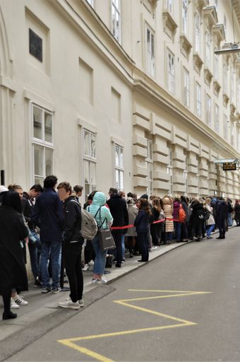 Vorschau Bild von Warteschlage vor der Tanzschule Elmayer zum Start
der Einschreibung am 6.5.2019, für die Jugendkurse im 100. Schuljahr
ab Herbst 2019.