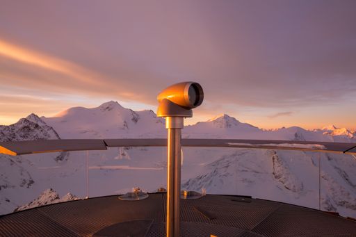  Wahnsinns-Ausblick gepaart mit Extremwetterlagen.
Auf 3.450 Höhenmetern, auf dem Pitztaler Gletscher, bietet VIScope
seit Jahren spannende Fernblicke mit Detailansichten. Ohne
Stromzufuhr, bei (fast) jedem Lichteinfall, mit punktgenauer
Einblendung.