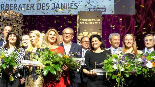  Steuerberater des Jahres 2019: DI Karin
Wagenbauer-Necas beste Beraterin von Ärzten und Freiberuflern. Im
Bild 2.Dame von rechts im schwarzen Kleid: Dipl.-Ing. Karin
Wagenbauer-Necas
