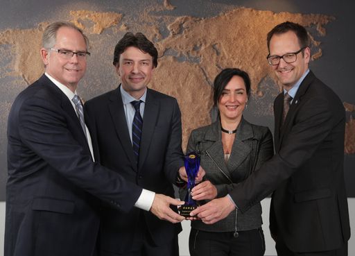  YFAI zeichnet das belgische Unternehmen Total Research &
Technology Feluy als "Lieferant des Jahres" aus. Von links nach
rechts: James Bos, Vice President Global Procurement von YFAI, Tim
Mortiers, Global Sales & Marketing Manager PP Automotive von Total
und Caroline Schills, Technical Manager von Total sowie Gunnar
Büchter, Executive Director Procurement and Strategy Europe & South
Africa von YFAI. Weiterer Text über ots und
www.presseportal.de/nr/117551 / Die Verwendung dieses Bildes ist für
redaktionelle Zwecke honorarfrei. Veröffentlichung bitte unter
Quellenangabe: "obs/Yanfeng Automotive Interiors"