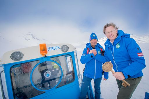  (v.l.n.r.:) Peter Embacher (Leiter Schneeräumung
Großglockner Hochalpenstraßen AG) und Dr. Johannes Hörl (Vorstand
Großglockner Hochalpenstraßen AG) bei der symbolischen
Schlüsselübergabe