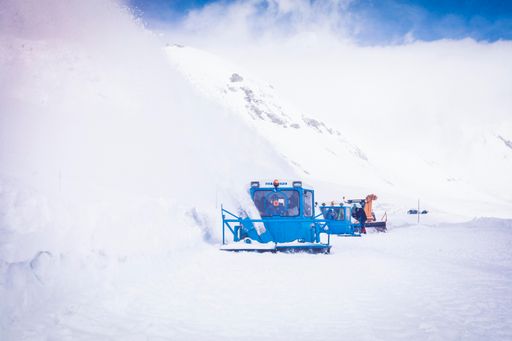 Vorschau Bild von Die bereits mehr als 60 Jahre alten blauen
„Rotationspflüge - System Wallack“ fräsen mit enormer Effizienz
durch den Schnee.