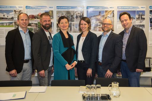 Die Jury des GVTB-Betonpreises 2018 (v.l.): Der
Auslober Christoph Ressler (GF GVTB) mit Bernd Affenzeller (Bau +
Immobilienreport), Renate Hammer (Institute of Building Research &
Innovation ZT GmbH), Kerstin Fuchs (Institut für
Tragkonstruktionen-Betonbau, TU Wien), Elmar Hagmann (Bauunternehmen
Sedlak, Vorsitzender der Jury) und Roland Zipfel (Fachverband der
Stein- und keramischen Industrie, in Vertretung von Andreas
Pfeiler).