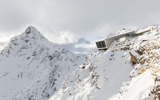 Vorschau Bild von … dem überwiegend aus Transportbeton hergestellten
Projekt „007 ELEMENTS“ – einer Kunstinstallation auf 3.000 Meter
Höhe in Sölden.