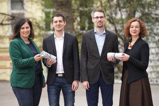 29.03.2019 Notfallpaket..Copyright DIENER / Eva
Manhart Am Foto von links: Evelyn Groß, Präsidentin der
Österreichischen Morbus Crohn-Colitis ulcerosa Vereinigung (ÖMCCV),
Christopher Fischer, Abteilungsleiter Ausstellungen Wien Holter, Dr.
Christian Primas, Facharzt an der Spezialambulanz für Morbus Crohn
und Colitis ulcerosa am Wiener Allgemeinen Krankenhaus und Dr.
Isabella Presch, Medical Director bei AbbVie mit dem
CED-Notfallpaket