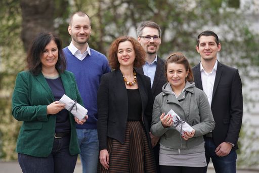 Vorschau Bild von 29.03.2019 Notfallpaket..Copyright DIENER / Eva
Manhart Am Foto von links: Evelyn Groß, Präsidentin der
Österreichischen Morbus Crohn-Colitis ulcerosa Vereinigung (ÖMCCV),
Tobias Kasa, Diplomkrankenpfleger mit CED-Spezialisierung, Dr.
Isabella Presch, Medical Director bei AbbVie, Dr. Christian Primas,
Facharzt an der Spezialambulanz für Morbus Crohn und Colitis
ulcerosa am Wiener Allgemeinen Krankenhaus, Gülay Icme, MedUni Wien
und Christopher Fischer, Abteilungsleiter Ausstellungen Wien Holter