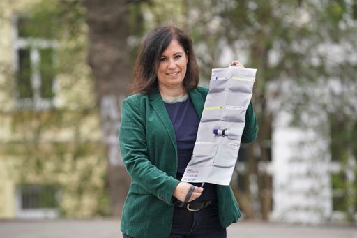 Vorschau Bild von 29.03.2019 Notfallpaket..Copyright DIENER / Eva
Manhart Foto: © DIENER / Eva Manhart; Am Foto: Evelyn Groß,
Präsidentin der Österreichischen Morbus Crohn-Colitis ulcerosa
Vereinigung (ÖMCCV) mit dem CED-Notfallpaket