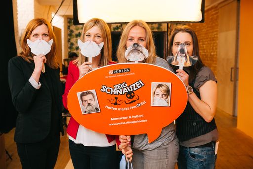 Vorschau Bild von Katharina Steiner, Senior Brand Managerin Purina
PetCare Österreich und TierheimvertreterInnen zeigen Schnauze.