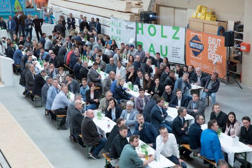 Vorschau Bild von Gäste bei der Eröffnung des neuen Holzbau-Kompetenzzentrums von
SWIETELSKY in Schlüßlberg