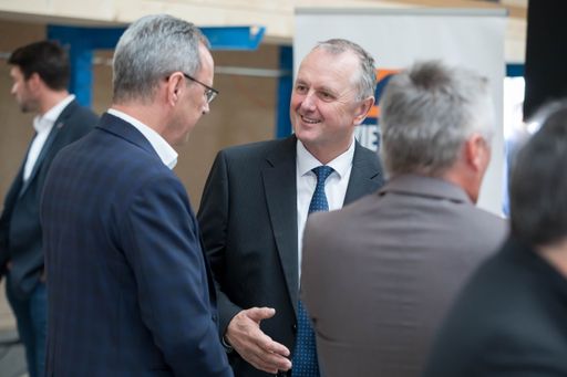Vorschau Bild von GF Weidlinger im Gespräch mit Gästen der Eröffnung des
Holzbau-Kompetenzzentrums in Schlüßlberg