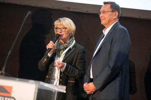 Vorschau Bild von von links nach rechts: Bürgermeisterin Maria Pachner
(Grieskirchen), Bürgermeister Klaus Höllerl (Schlüßlberg)