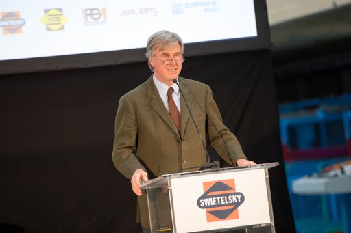 Vorschau Bild von Georg Adam Starhemberg bei seinem Gastreferat anlässlich der
Eröffnung des SWIETELSKY-Holzkompetenzzentrums