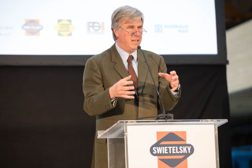 Vorschau Bild von Georg Adam Starhemberg bei seinem Gastreferat anlässlich der
Eröffnung des SWIETELSKY-Holzkompetenzzentrums