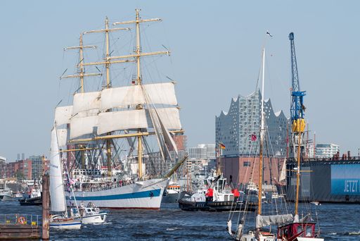 Hafengeburtstag Hamburg Weiterer Text über ots und
www.presseportal.de/nr/12520 / Die Verwendung dieses Bildes ist für
redaktionelle Zwecke honorarfrei. Veröffentlichung bitte unter
Quellenangabe: "obs/Hamburg Messe und Congress GmbH/HMC/Romanus
Fuhrmann"