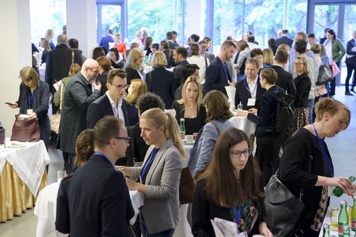 Vorschau Bild von Der 7. Österreichische Kommunikationstag stand in
diesem Jahr im Zeichen der Veränderung: Vortragende aus den USA,
Deutschland und Österreich erörterten zukunftsweisende Fragen des
Kommunikationsmanagements, erarbeiten Lösungsansätze und diskutieren
deren Anwendbarkeit. Mehr als 400 Experten und Expertinnen nahmen am
größten Fachkongress der Branche im Radisson Blu Park Royal Palace
Hotel in Wien teil.