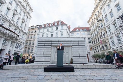 https://www.apa-fotoservice.at/galerie/18772 Wien im Bild:
Timothy Snyder bei der Rede an Europa + Publikum
