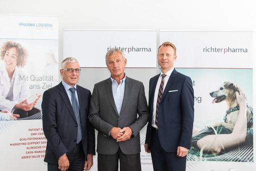 https://www.apa-fotoservice.at/galerie/18728 v.l.n.r. Friedrich
Pöcherstorfer, Mag. pharm. Florian Fritsch, Mag. Ing. Roland Huemer.