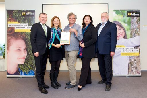 Vorschau Bild von V.l.n.r.: Toni Mörwald (Vizepräsident Kulinarisches
Erbe Österreich), Gudrun Hauser-Zoubek und Gerhard Zoubek (ADAMAH
BioHof), Mag. Andrea Sihn-Weber, CSE (Geschäftsführerin Raiffeisen
Nachhaltigkeits-Initiative), Dr. Franz Fischler (Vorsitzender der
Raiffeisen Nachhaltigkeits-Initiative)