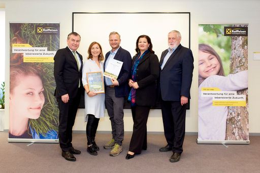 Vorschau Bild von V.l.n.r.: Toni Mörwald (Vizepräsident Kulinarisches
Erbe Österreich), Judith Deutschbauer-Rabeder und Günther Rabeder
(farmgoodies), Mag. Andrea Sihn-Weber, CSE (Geschäftsführerin
Raiffeisen Nachhaltigkeits-Initiative), Dr. Franz Fischler
(Vorsitzender der Raiffeisen Nachhaltigkeits-Initiative)
