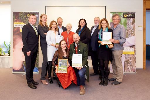 Vorschau Bild von Die Verleihung des RNI-Kulinarikpreises 2019.
V.l.n.r.: Toni Mörwald (Vizepräsident Kulinarisches Erbe
Österreich), Sylvia Sedlnitzky (Vorstand Kulinarisches Erbe
Österreich), Judith Deutschbauer-Rabeder und Günther Rabeder
(farmgoodies), Elisabeth Wiesinger (Wiener Schnecken Manufaktur
Gugumuck), Mag. Andrea Sihn-Weber, CSE (Geschäftsführerin Raiffeisen
Nachhaltigkeits-Initiative), Dr. Franz Fischler (Vorsitzender der
Raiffeisen Nachhaltigkeits-Initiative), Gudrun Hauser-Zoubek und
Gerhard Zoubek (ADAMAH BioHof)