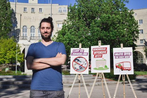  Tobias Schweiger mit dem Notfallplan der Jungen Linken. Tobias
Schweiger ist seit April 2019 Bundessprecher der Jungen Linken und
folgt damit auf Flora Petrik. Er ist 1990 in Graz geboren und
studiert Sozioökonomie und Internationale Entwicklung im Master in
Wien.