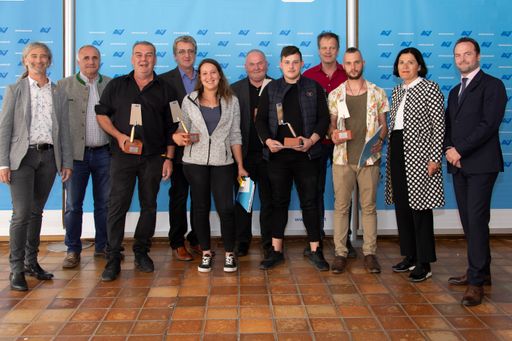 (v.l.n.r.): Michael Mohl, GBH Burgenland – Landesvorsitzender,
Ing. Gerhard Kast, WKO Burgenland – Innungsmeister Holzbau,
Siegfried Huber, TFBS Absam – Fachlehrer (1.Platz), Wolfgang
Birbamer, AUVA – 1.Obmann-Stellvertreter, Hanna Haselwanter, Porr AG
– Maurerin (1.Platz), Emanuel Frank, BS für Baugewerbe Wien 22 –
Fachlehrer (3.Platz), Zeljko Ostojic, Stadtbaumeister Böhm – Maurer
(3.Platz), Werner Elsbacher, FBS Völkermarkt – Fachlehrer (2.Platz),
Patrick Ebner, Haider & Co Hoch- und Tiefbau GmbH – Maurer
(2.Platz), Andrea Gottweis, MSc, WKO Burgenland + AUVA –
DG-Vertreter im Verwaltungsrat, Mag. Alexander Bernart, AUVA –
Direktor der Landesstelle Wien;