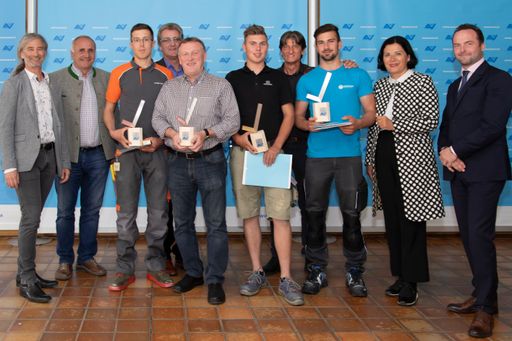 Vorschau Bild von (v.l.n.r.): Michael Mohl, GBH Burgenland – Landesvorsitzender,
Ing. Gerhard Kast, WKO Burgenland – Innungsmeister Holzbau, Benedikt
Kapeller, Leyrer+Graf Bauges.m.b.H. – Zimmerer (3.Platz), Wolfgang
Birbamer, AUVA – 1.Obmann-Stellvertreter, Josef Höllein, LBS
Pöchlarn (3.Platz), Leonhard Müller, Unterluggauer Holzbau GmbH –
Zimmerer (1.Platz), Friedrich Lackner, FBS Spital an der Drau –
(1.Platz + 2.Platz), Lukas Wallner, Weissenseer Holz-System-Bau GmbH
– Zimmerer (2.Platz), Andrea Gottweis, MSc, WKO Burgenland + AUVA –
DG-Vertreter im Verwaltungsrat, Mag. Alexander Bernart, AUVA –
Direktor der Landesstelle Wien;
