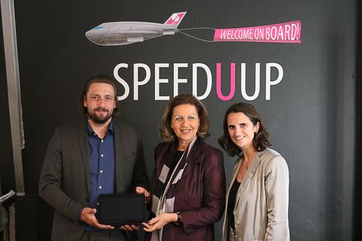 Wirtschafts-Landesrätin Patrizia Zoller-Frischauf, im Bild
gemeinsam mit den Geschäftsführern Eva-Maria Hänel und Matthias
Dengg, zeigt sich sichtlich erfreut über die Entwicklung der Speed U
Up
