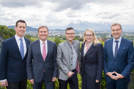 Wirtschaftstreff mit Aussicht (v. l.): Der
„Hausherr“ vom Gasthof Maria Plain und WB-Ortsobmann von Bergheim,
Johannes Moßhammer, WKS-Direktor Manfred Pammer, WB-Direktor Kurt
Katstaller, Bundesministerin Margarete Schramböck und
WB-Landesobmann und WKS-Präsident Manfred Rosenstatter.