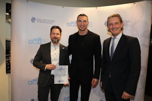  v.l.n.r Mag. Markus Hornböck (Geschäftsführer der
BABEG) mit Ehrenpreisträger Dr. Wladimir Klitschko und Herausgeber
der Deutschen Wirtschaft Michael Oelmann