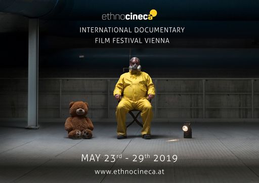 Von 23. bis 29. Mai 2019 findet die 13. Ausgabe der
ethnocineca – International Documentary Film Festival Vienna im
Wiener Votiv Kino und Kino De France statt. 59 Lang- und Kurzfilme,
darunter 7 Weltpremieren und 30 Österreichpremieren, werden zum
Festivalschwerpunkt AT RISK gezeigt. Ein umfangreiches Rahmen- und
Vermittlungsprogramm in Form von Keynote, Masterclass und
Diskussionen ermöglicht eine vertiefende Auseinandersetzung mit den
Filmen gemeinsam mit rund 45 internationalen Gästen aus Wissenschaft
und Film.
