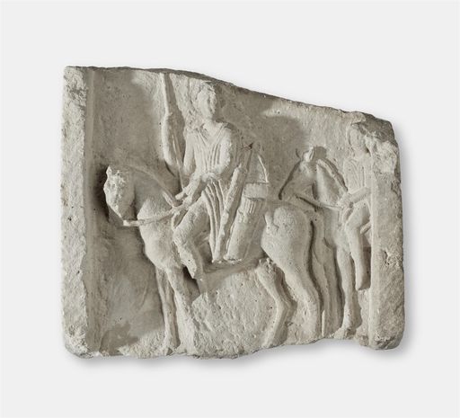 Vorschau Bild von Grabstein: Mittleres Bruchstück eines Grabreliefs mit
Reiterszene. Bewaffneter Reiter in Seitenansicht nach links.
Hellenismus Sandstein