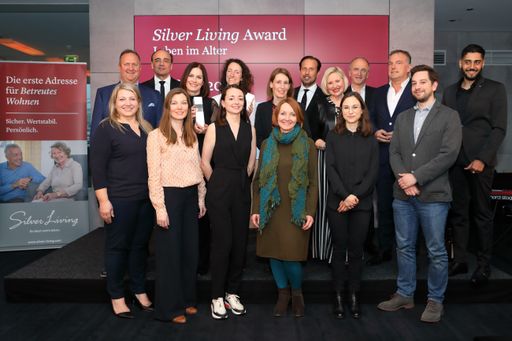 https://www.apa-fotoservice.at/galerie/18667 Verleihung dritter
„Silver Living JournalistInnen Award: Leben im Alter“ Die Gewinner
und Sponsoren des Silver Living JournalistInnen Awards 2. Reihe:
Wolfgang P. Staubauer/GF ÖKO-Wohnbau, Walter Eichinger/GF Silver
Living, Manuela Strihavke/ORF, Monika Fischer/Radio Klassik
Stephansdom, Barbara Nothegger/Kurier Immo, Thomas Morgl/GF Silver
Living, Elisabeth Engstler/Moderation, Dietmar Neuwirth/Die Presse
(stv. Fr. Winroither), Sascha Stefanakis/ORF, Mahdi Allagha 1.
Reihe: Karin Schaumberger/CEO Emporia Telecom, Gerlinde
Petrić-Wallner/Radio Klassik Stephansdom, Nina Pöchhacker/ORF Radio
NÖ, Barbara Haimerl/Salzburger Nachrichten, Selina Thaler/Der
Standard, Benedict Feichtner/ORF