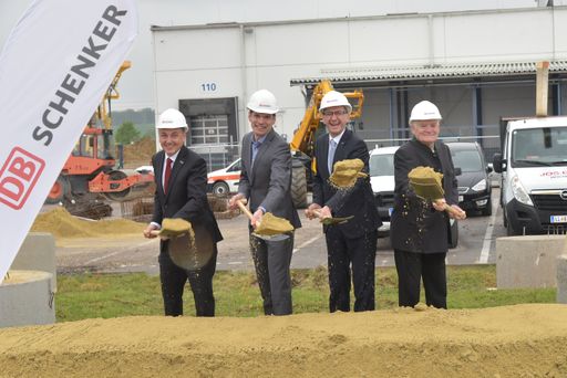Vorschau Bild von Mit einem feierlichen Spatenstich setzten heute Markus
Achleitner, Wirtschaftslandesrat von Oberösterreich, und Gunter
Kastler, Bürgermeister von der Marktgemeinde Hörsching, gemeinsam
mit Mag. Alexander Winter, CEO von DB Schenker in Österreich und
Südosteuropa, und Mag. (FH) Thomas Ziegler, Geschäftsführer von DB
Schenker in Linz Hörsching, den offiziellen Startschuss für die
Erweiterung des Standortes.