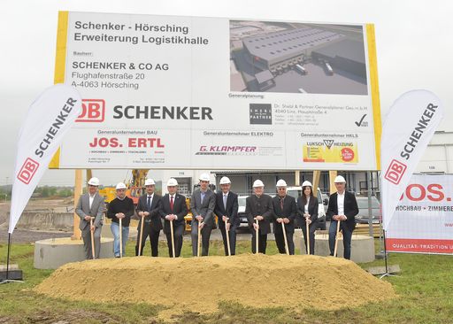 Vorschau Bild von Mit einem feierlichen Spatenstich setzten heute Markus
Achleitner, Wirtschaftslandesrat von Oberösterreich, und Gunter
Kastler, Bürgermeister von der Marktgemeinde Hörsching, gemeinsam
mit Mag. Alexander Winter, CEO von DB Schenker in Österreich und
Südosteuropa, und Mag. (FH) Thomas Ziegler, Geschäftsführer von DB
Schenker in Linz Hörsching, den offiziellen Startschuss für die
Erweiterung des Standortes.